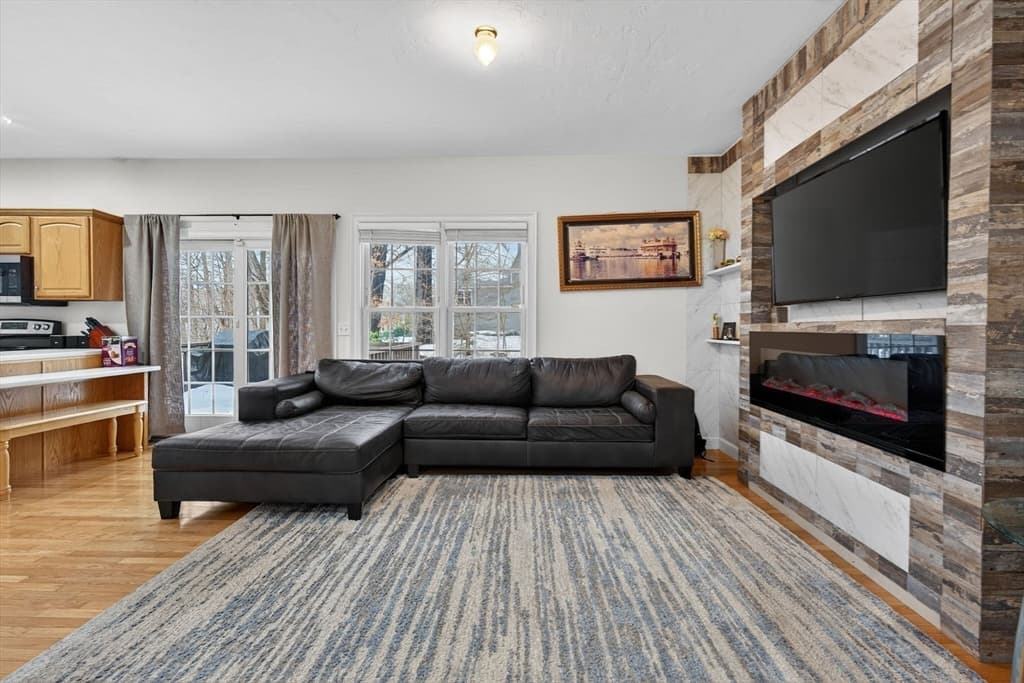 Condominium at 1 Knowlton Circle # 1, Upton MA 01568, photo 5 of 26