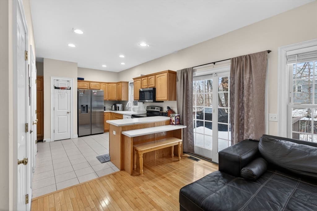 Condominium at 1 Knowlton Circle # 1, Upton MA 01568, photo 8 of 26
