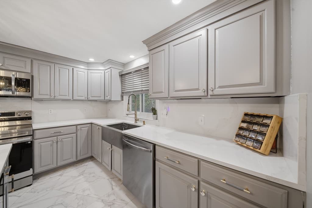 Single Family Residence at 24 Juniper Dr, Saugus MA 01906, photo 4 of 19