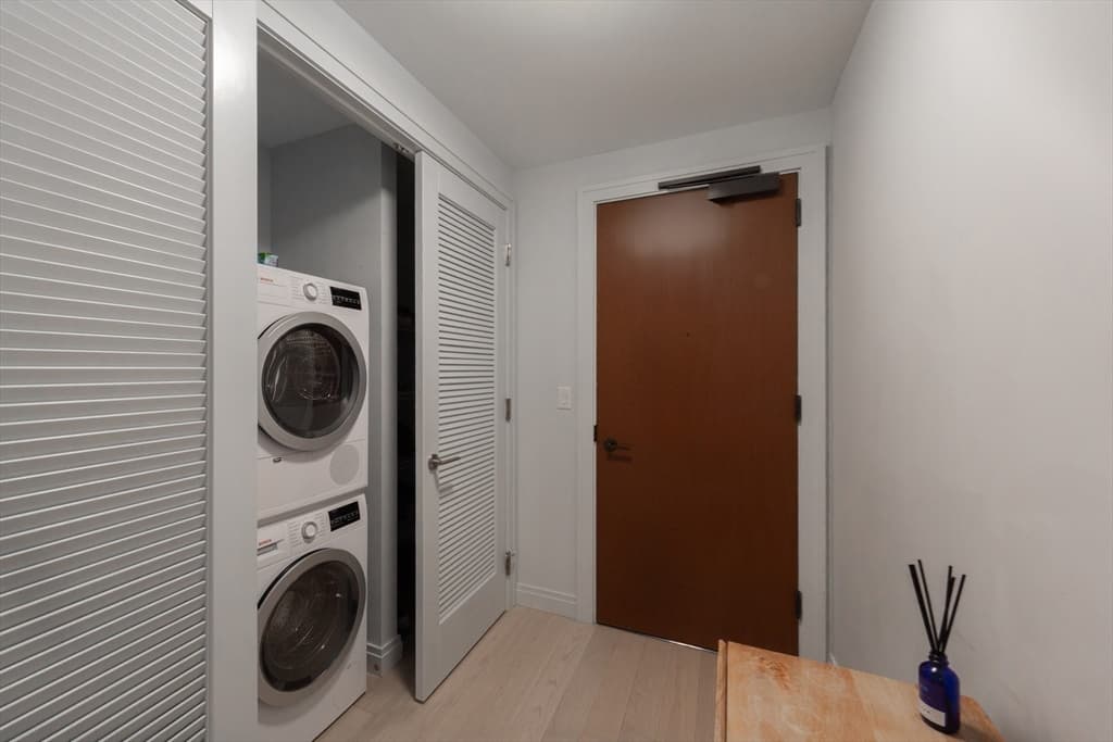 Condominium at 135 Seaport Blvd # 1607, Boston MA 02210, photo 9 of 17