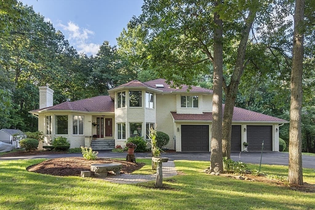 16 Fox Run Lane, Salem NH 03079