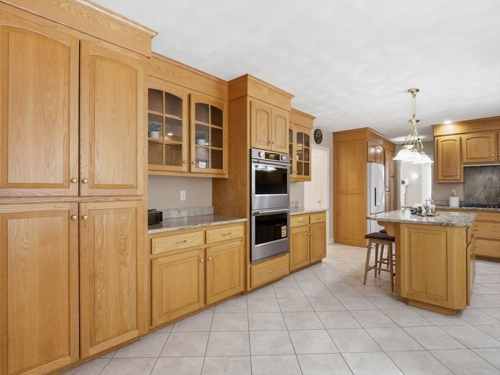 Single Family Residence at 2 Pipers Gln, Andover MA 01810, photo 6 of 42