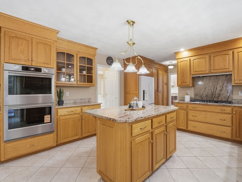 Single Family Residence at 2 Pipers Gln, Andover MA 01810, photo 7 of 42