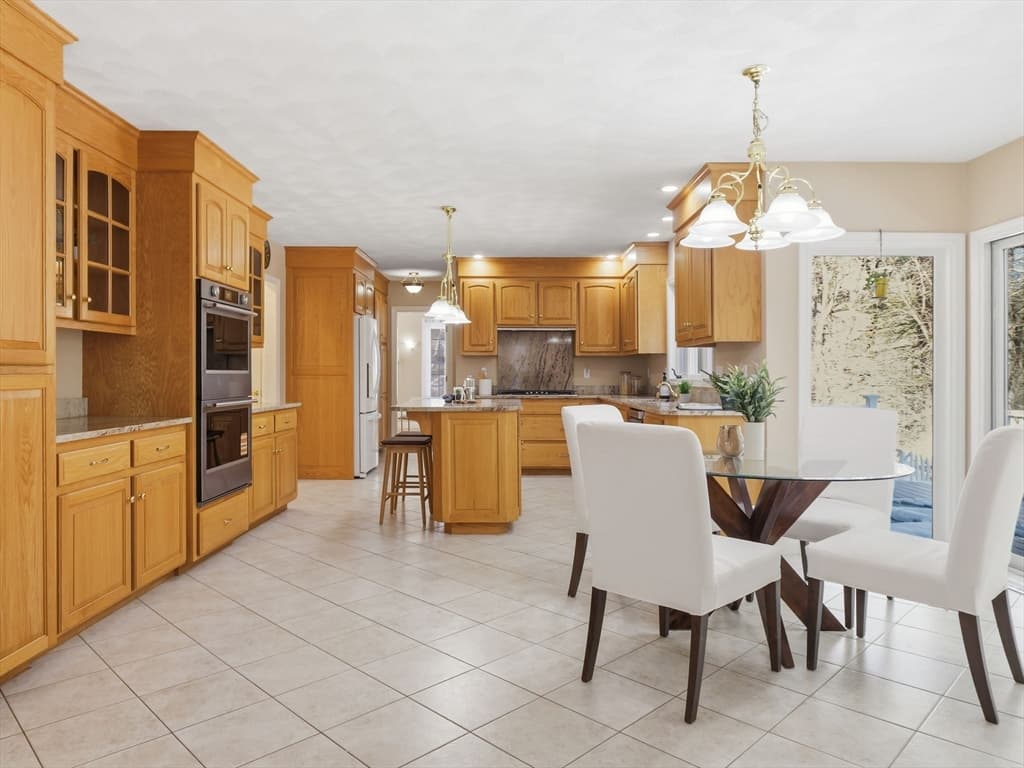 Single Family Residence at 2 Pipers Gln, Andover MA 01810, photo 3 of 42