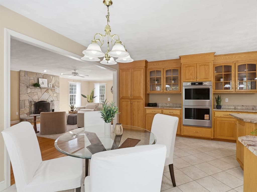 Single Family Residence at 2 Pipers Gln, Andover MA 01810, photo 5 of 42