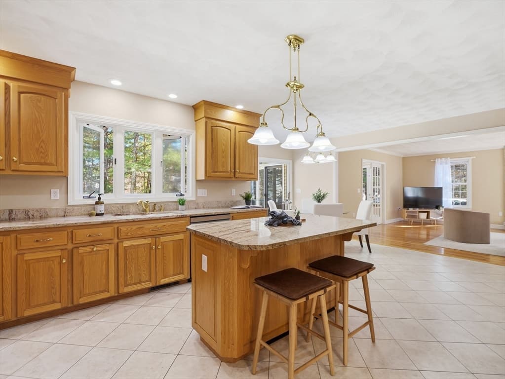 Single Family Residence at 2 Pipers Gln, Andover MA 01810, photo 9 of 42