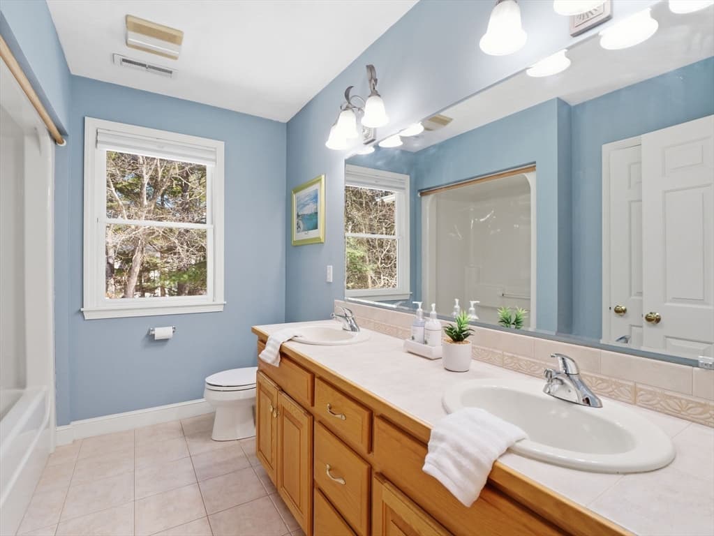 Single Family Residence at 2 Pipers Gln, Andover MA 01810, photo 38 of 42