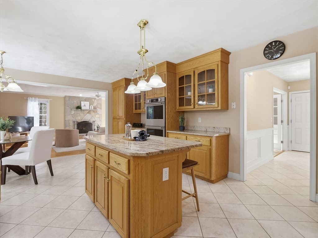 Single Family Residence at 2 Pipers Gln, Andover MA 01810, photo 10 of 42