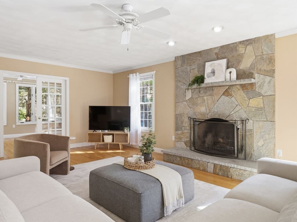 Single Family Residence at 2 Pipers Gln, Andover MA 01810, photo 14 of 42