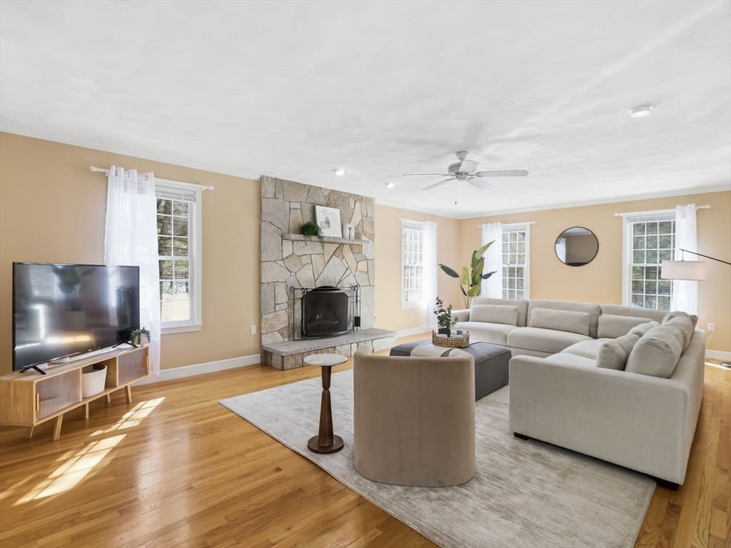 Single Family Residence at 2 Pipers Gln, Andover MA 01810, photo 15 of 42