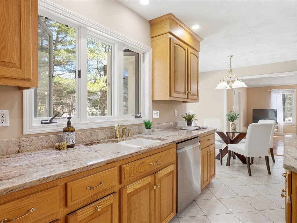 Single Family Residence at 2 Pipers Gln, Andover MA 01810, photo 11 of 42