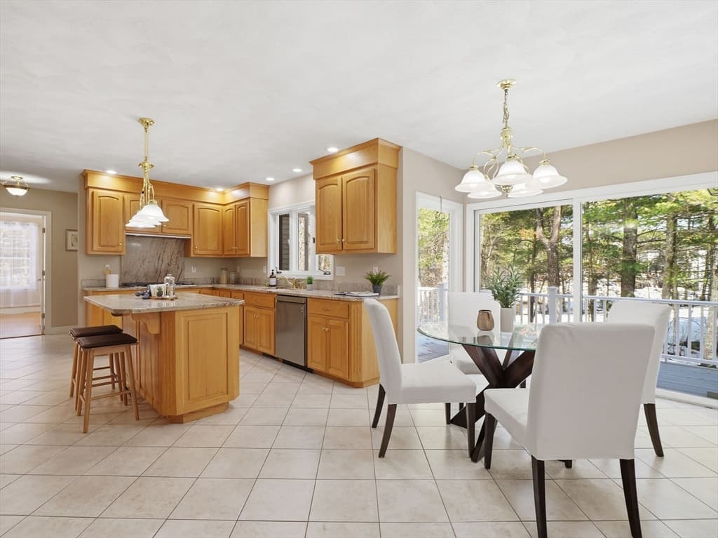 Single Family Residence at 2 Pipers Gln, Andover MA 01810, photo 4 of 42