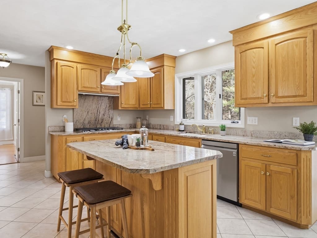 Single Family Residence at 2 Pipers Gln, Andover MA 01810, photo 8 of 42