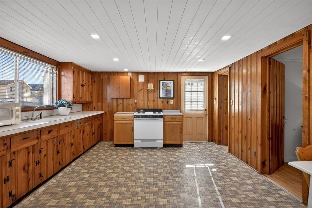 Single Family Residence at 4 Freeman Avenue, Sandwich MA 02563, photo 8 of 19