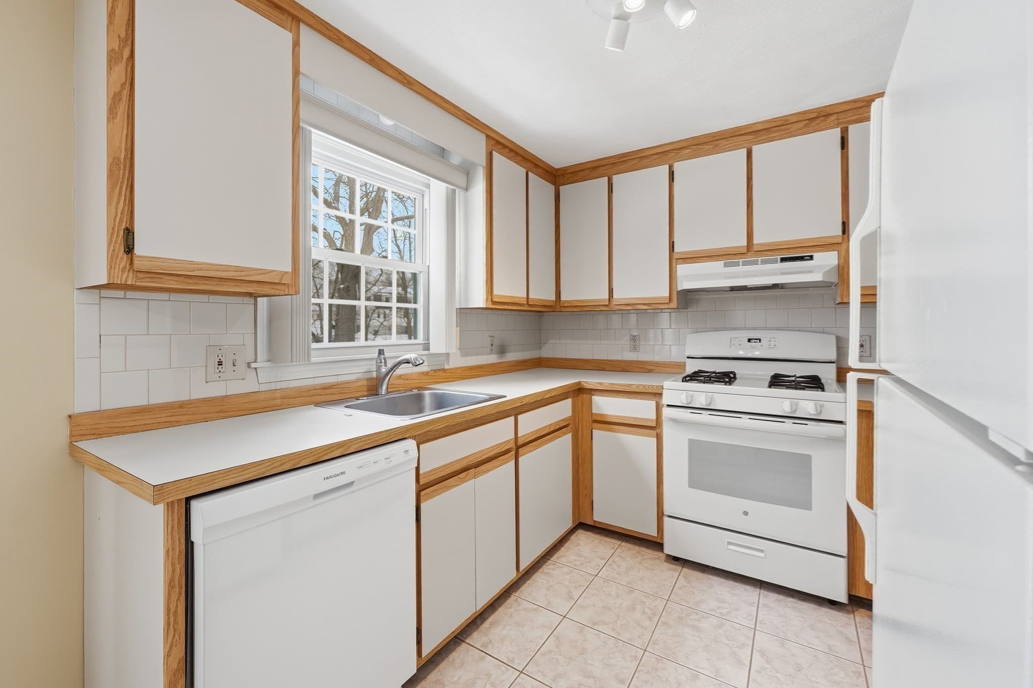 Condominium at 551 Hildreth St # 21, Dracut MA 01826, photo 7 of 23