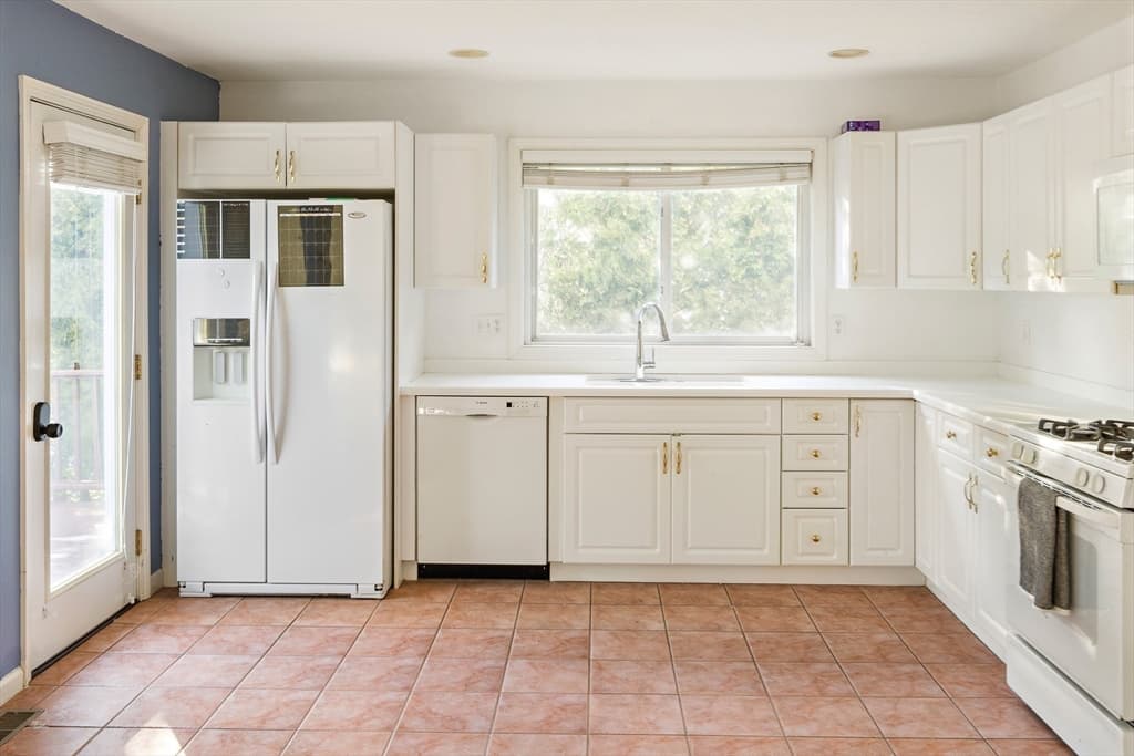 Condominium at 73 Half Crown Cir # 73, Ashland MA 01721, photo 3 of 25