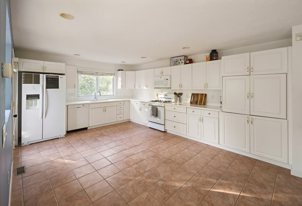 Condominium at 73 Half Crown Cir # 73, Ashland MA 01721, photo 4 of 25