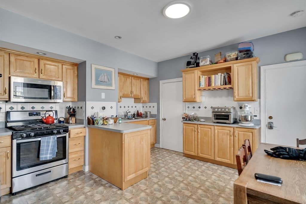 3 Family - 3 Units Up/Down at 281 Cardinal Medeiros Ave, Cambridge MA 02141, Cambridge, photo 22 of 30