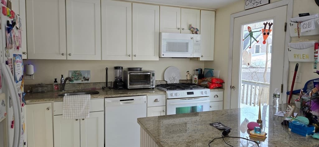 Single Family Residence at 51 Fairway Ln, Mashpee MA 02649, photo 2 of 10