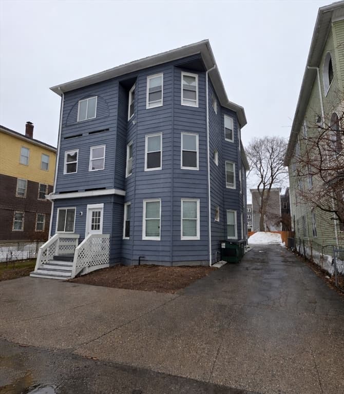 8 Pelham St, Worcester MA 01609