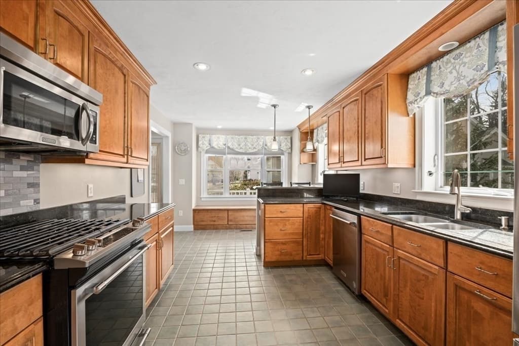 Condominium at 7 Primmett Lane # 7, Worcester MA 01609, photo 3 of 35