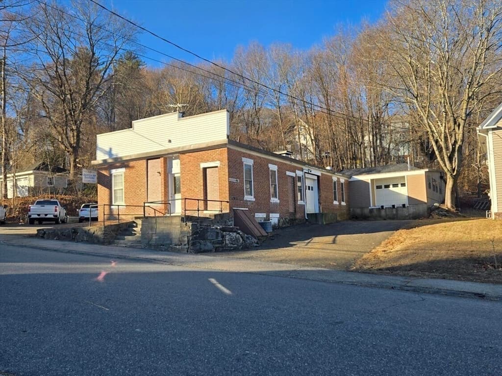 53 Houghton St, Hudson MA 01749 photo 2