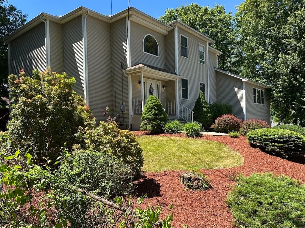 136 Thompkins Avenue, East Longmeadow MA 01028
