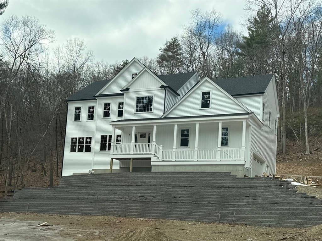 99 W River St, Upton MA 01568