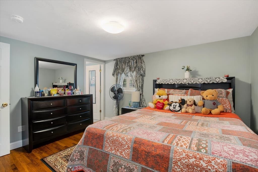 Single Family Residence at 1309 Shootflying Hill Rd, Barnstable MA 02632, photo 6 of 31