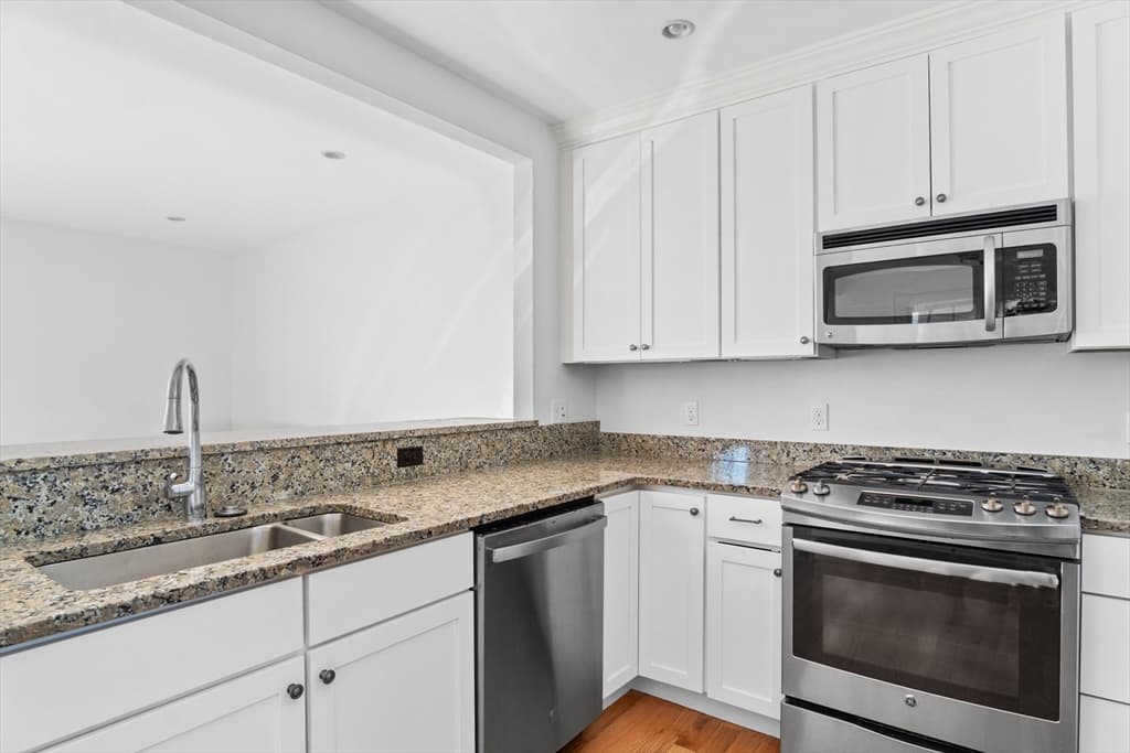 Condominium at 106 Johnson Woods Drive # 106, Reading MA 01867, photo 7 of 18