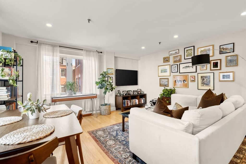 Condominium at 350 North St # 200, Boston MA 02113, photo 2 of 22