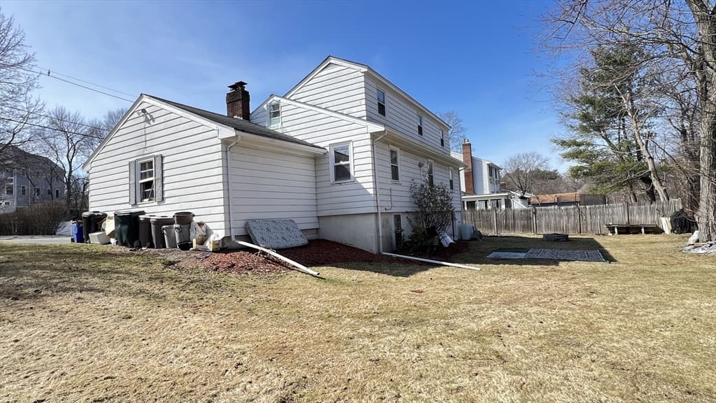 Single Family Residence at 2 Carpenter Rd, Lynnfield MA 01940, photo 2 of 20