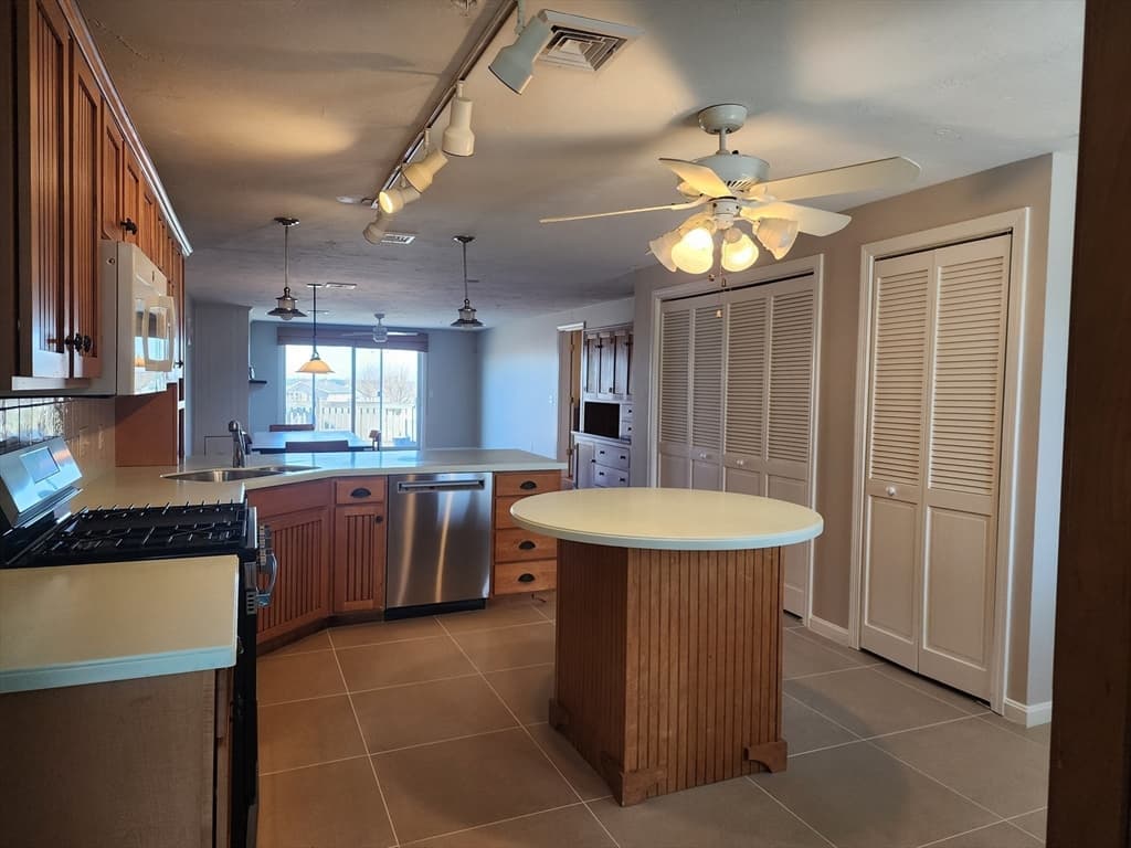 Condominium at 4 Highland Terrace # 415, Plymouth MA 02360, Plymouth, photo 3 of 29