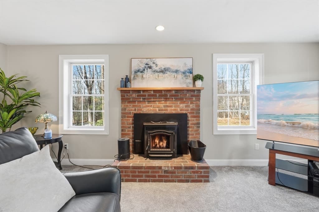 Single Family Residence at 331 E County Rd, Rutland MA 01543, photo 4 of 35