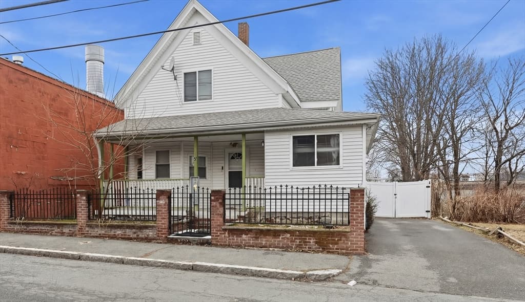 12 Charles St, Brockton MA 02301