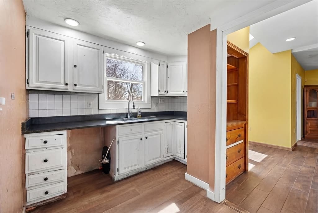 Single Family Residence at 38 11th Ave, Haverhill MA 01830, photo 6 of 38