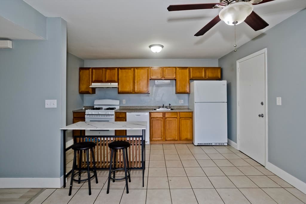 Condominium at 239 Glasgow St # 10, Fall River MA 02721, photo 6 of 24