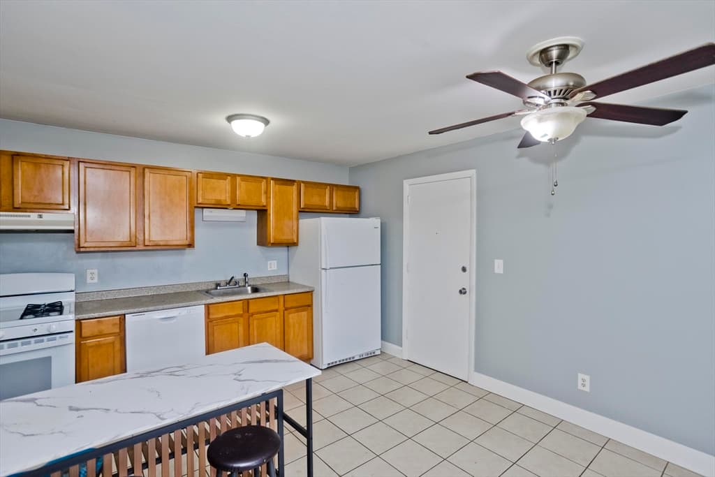 Condominium at 239 Glasgow St # 10, Fall River MA 02721, photo 7 of 24