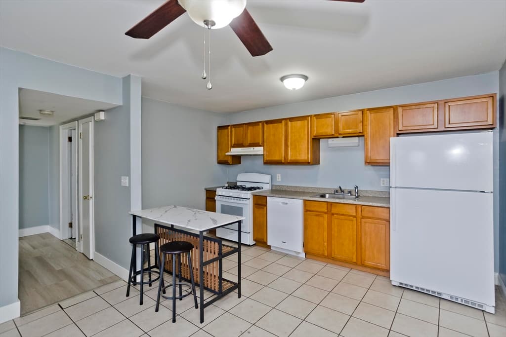 Condominium at 239 Glasgow St # 10, Fall River MA 02721, photo 5 of 24