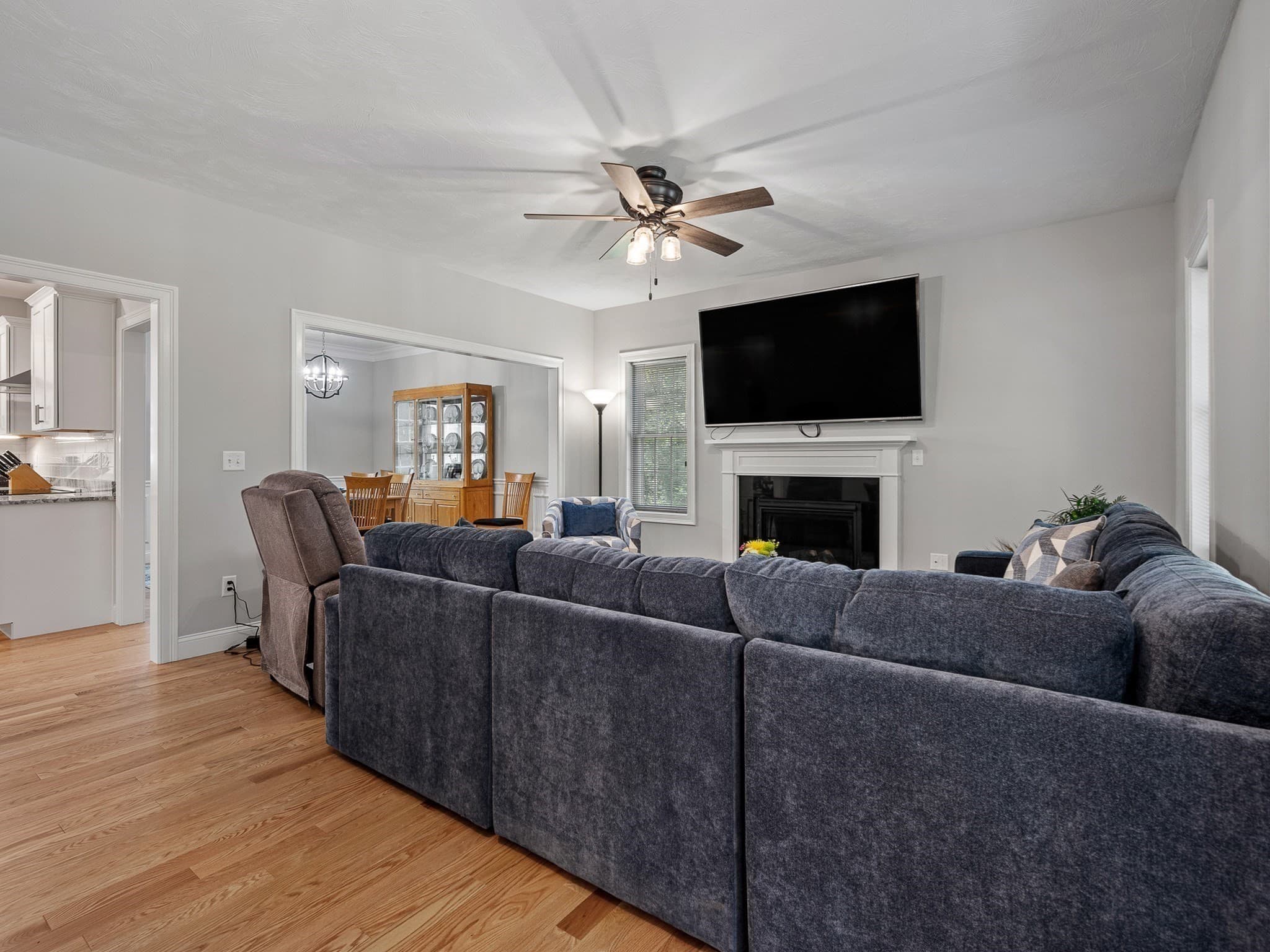 Single Family Residence at 85 East St, Uxbridge MA 01569, photo 4 of 42