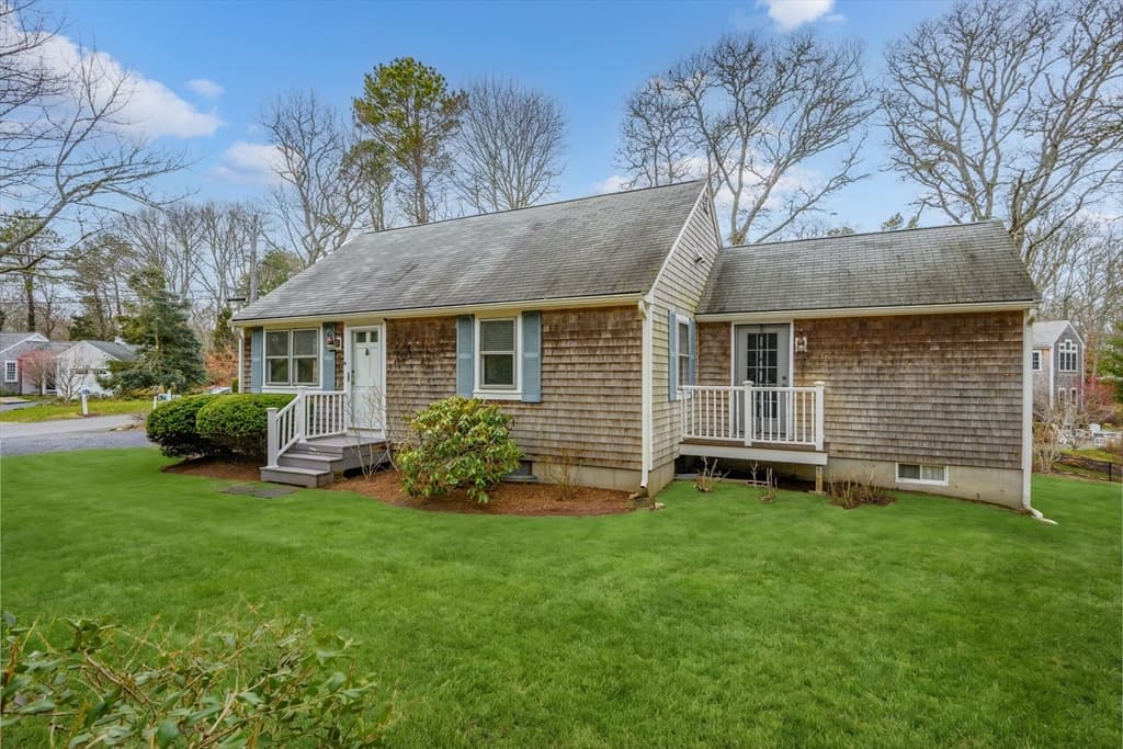 Single Family Residence at 177 Bayview Cir, Barnstable MA 02655, photo 2 of 38
