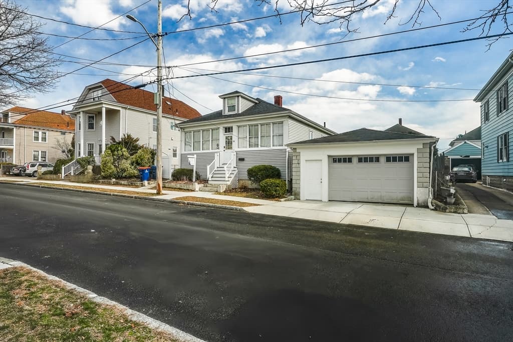 58 Oaklawn St, New Bedford MA 02744