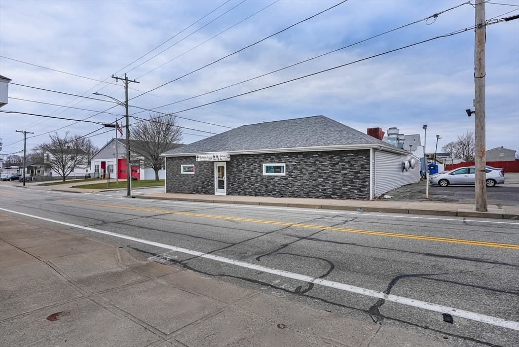 77 Main Road, Tiverton RI 02878