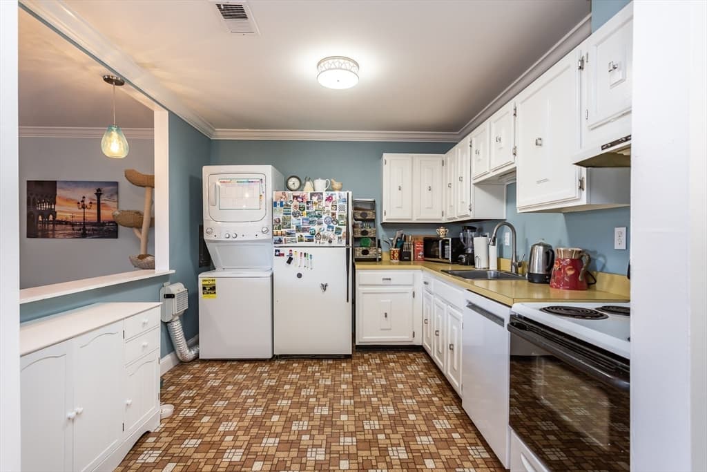 Condominium at 4700 N Main St # 1K, Fall River MA 02720, photo 6 of 18