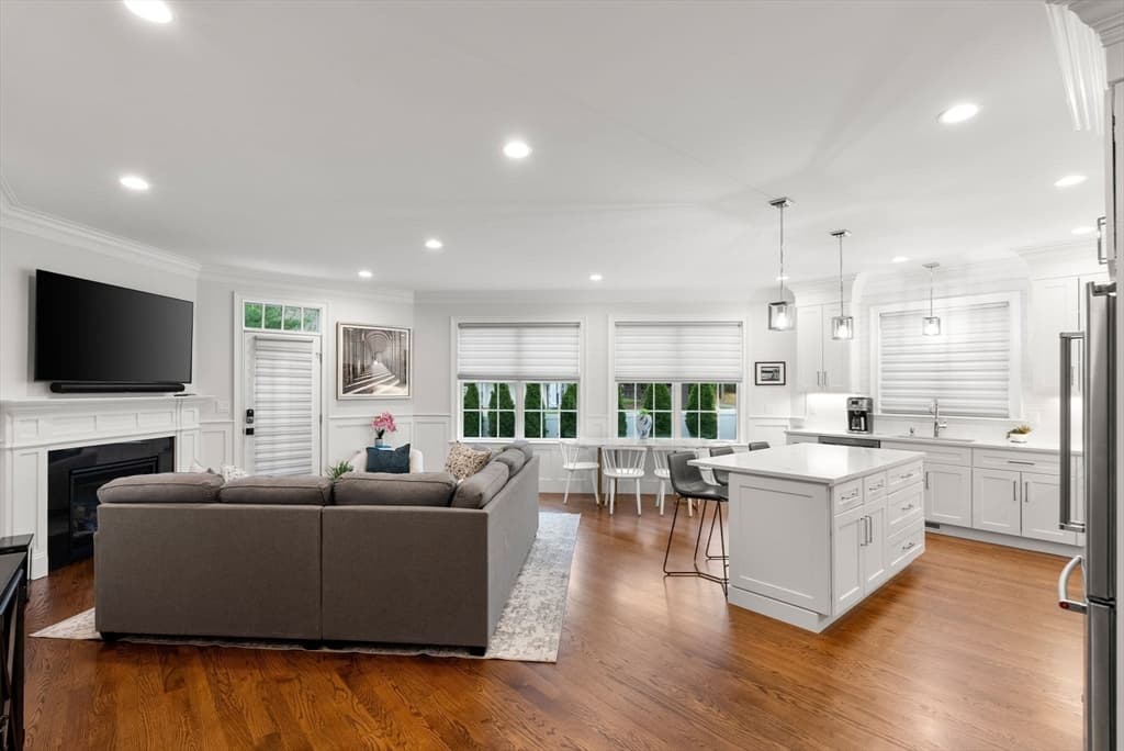 Condominium at 210 Evelyn # 210, Newton MA 02468, Newton, photo 6 of 22