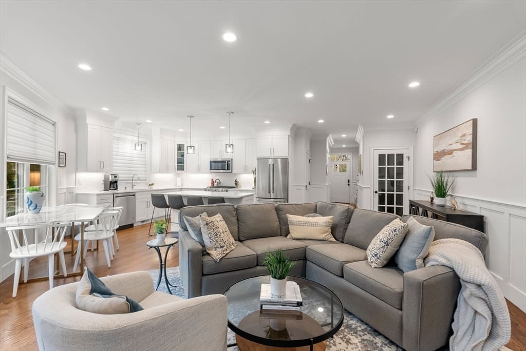 Condominium at 210 Evelyn # 210, Newton MA 02468, Newton, photo 7 of 22