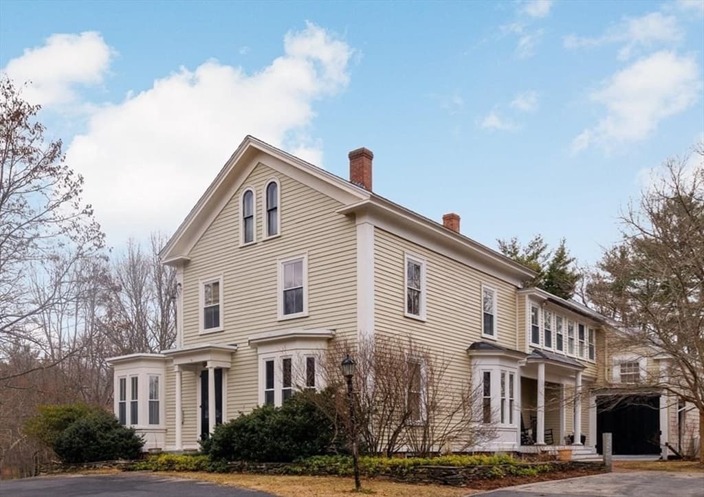14 Maple Street, Sturbridge MA 01566