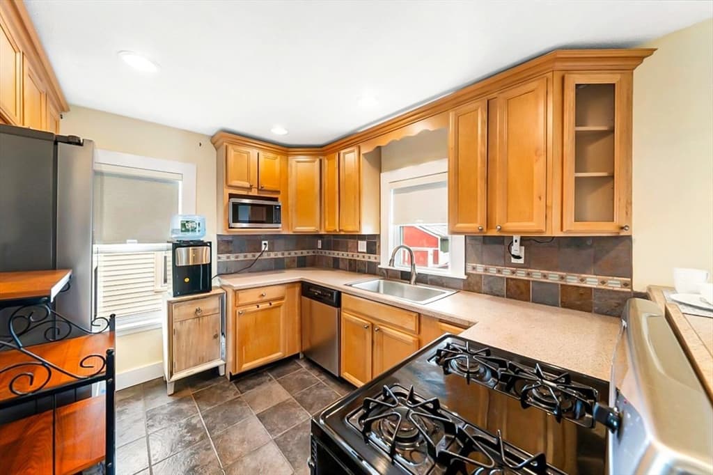 Single Family Residence at 28 Everett St, Woburn MA 01801, Woburn, photo 7 of 19