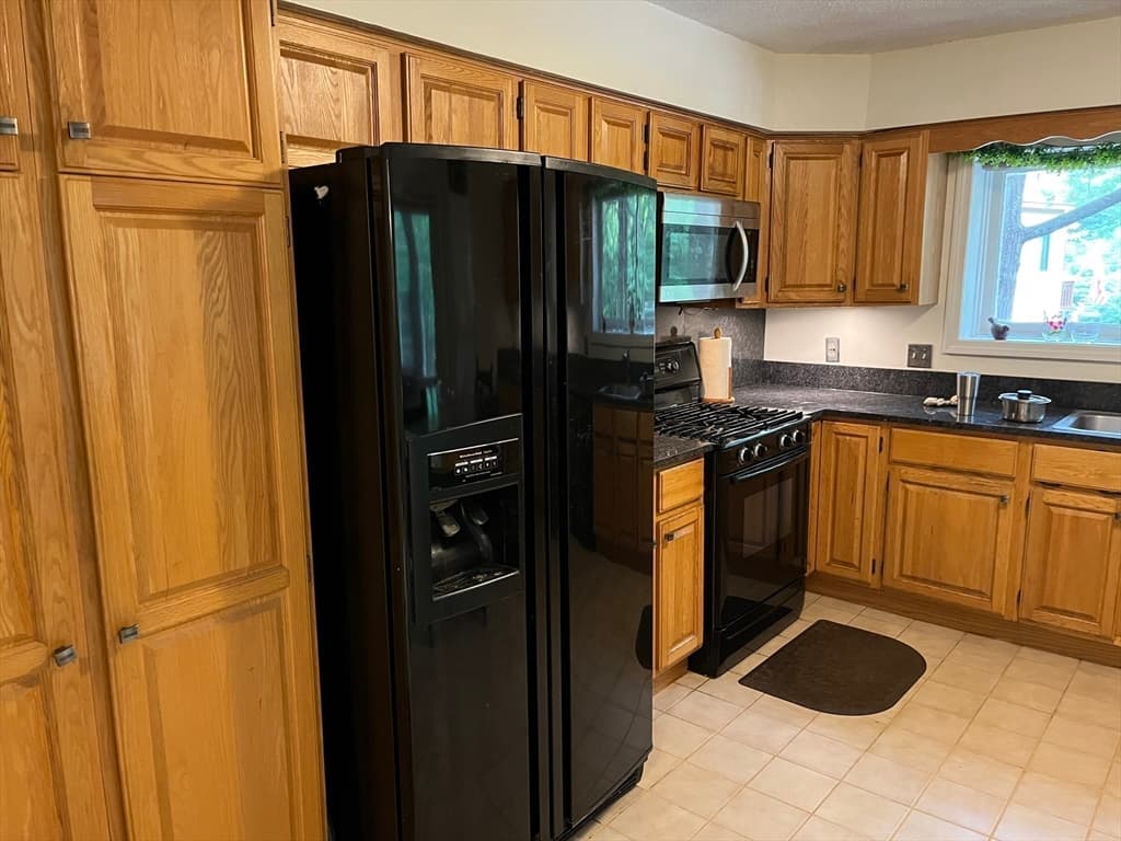 Condominium at 262 Captain Eames Circle # 262, Ashland MA 01721, photo 6 of 15