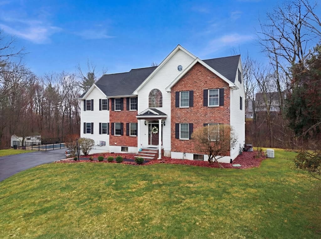 2 Hitching Post Ln, Methuen MA 01844
